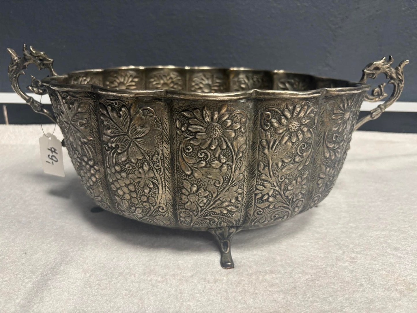 Große Metallschale mit floralen Reliefs