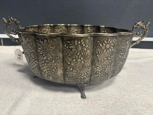 Große Metallschale mit floralen Reliefs