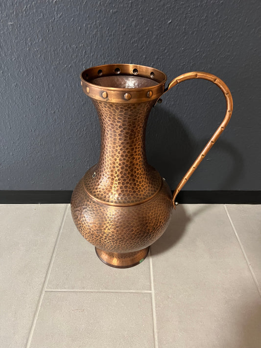 Großer gehämmerter Messingkrug