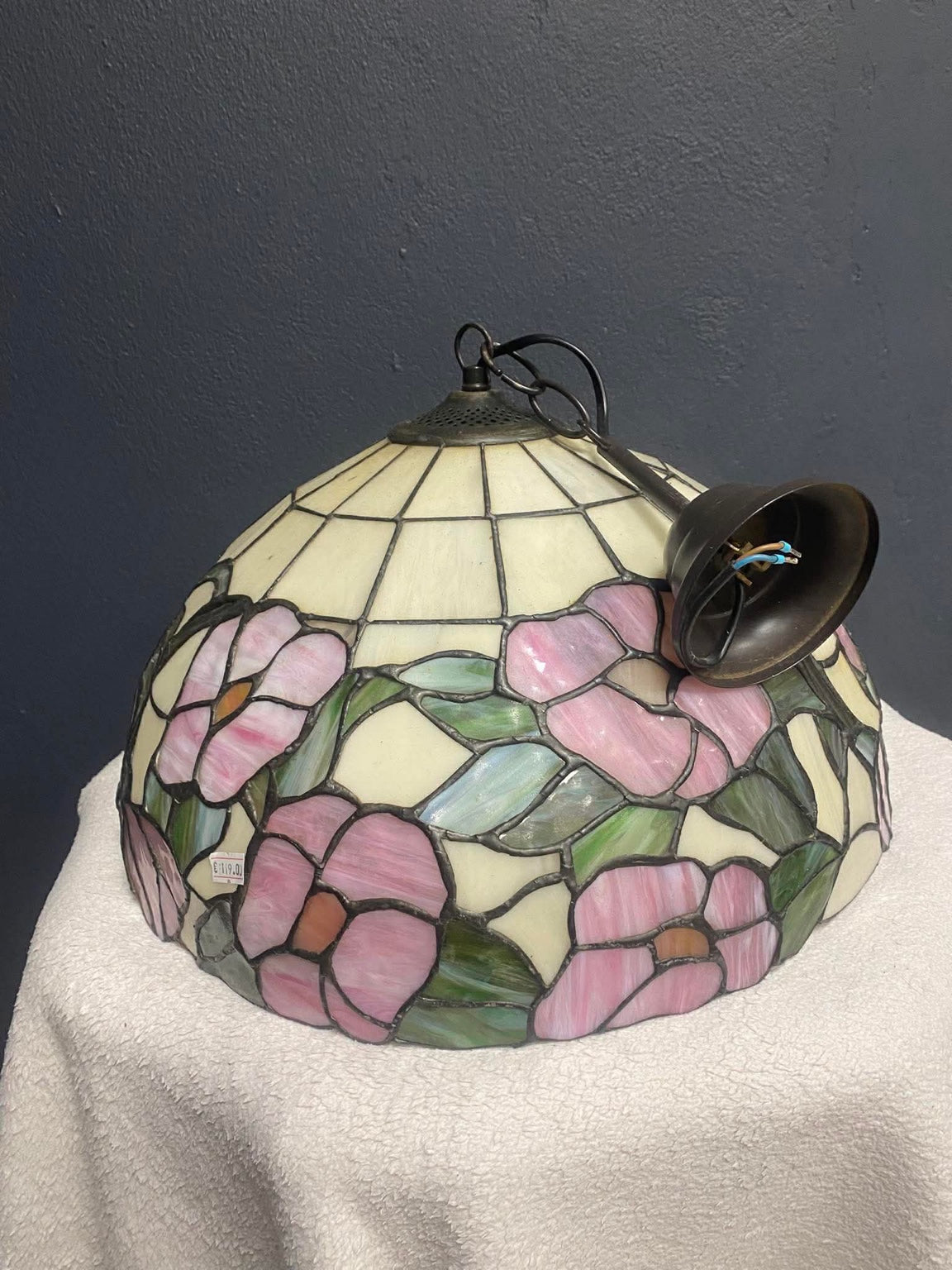 Tiffany Hängelampe mit floralem Glasschirm