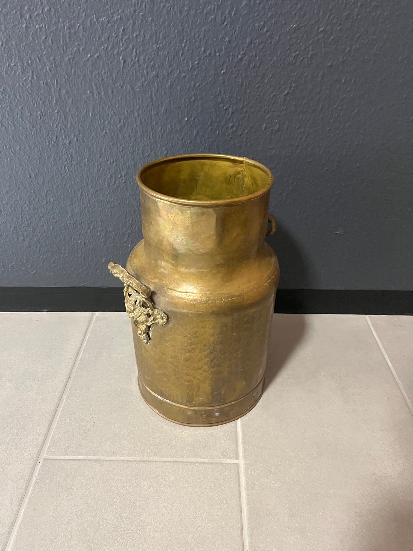 Antiker Messingtopf mit Löwenkopfgriffen