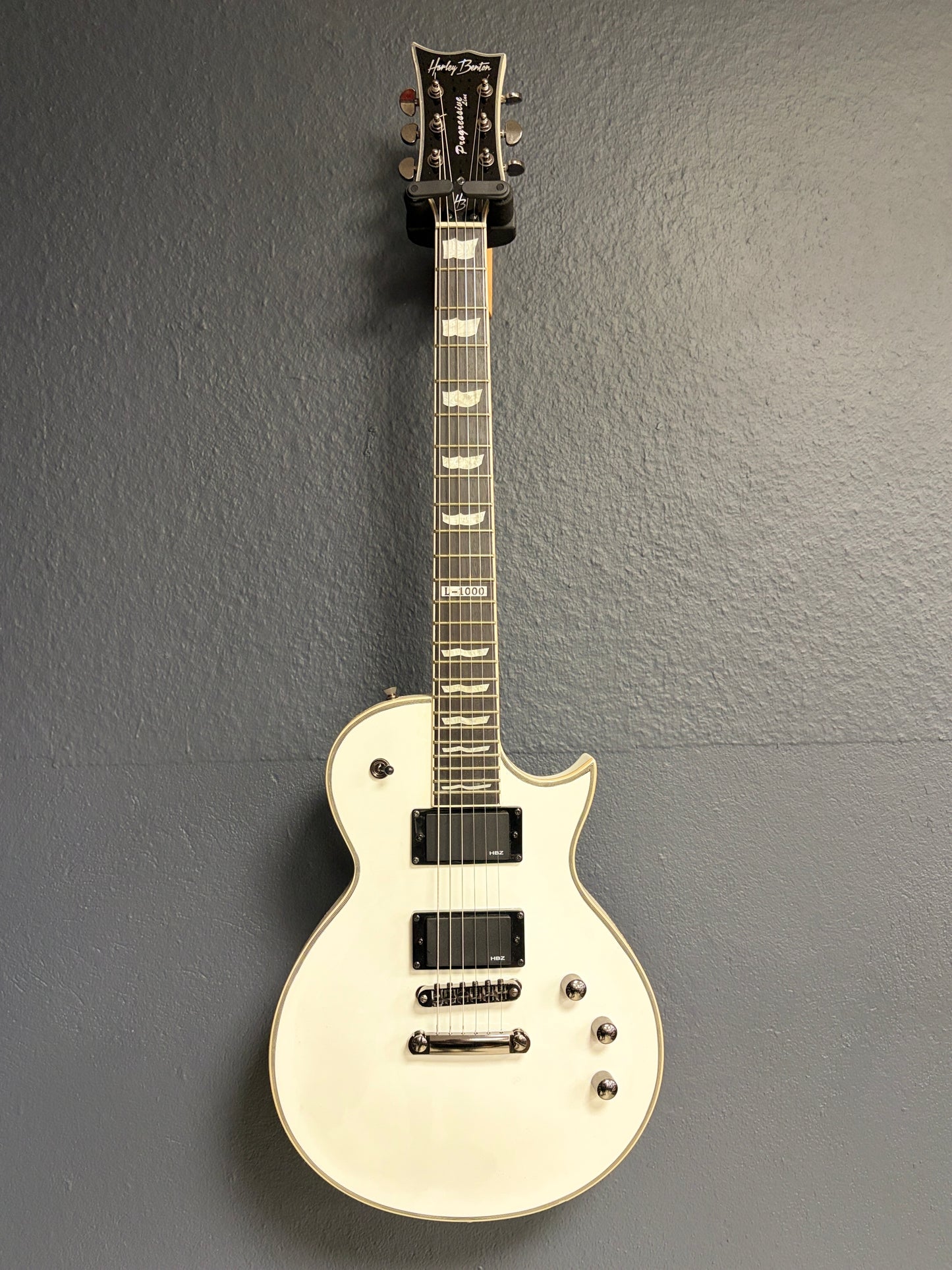 Harley Benton Progressive Line L-1000 – E-Gitarre in Weiß (Lackriss)