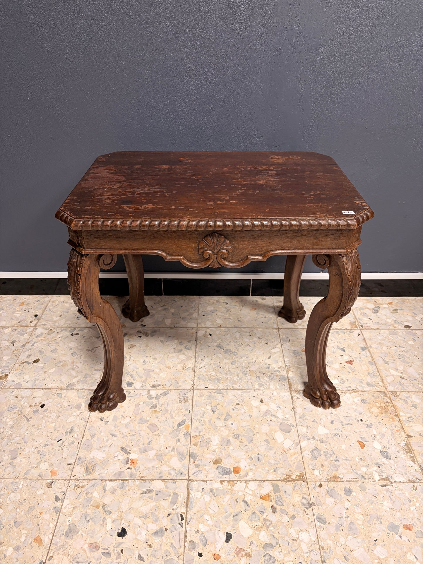 Antiker Couchtisch aus Holz – geschnitzte Beine