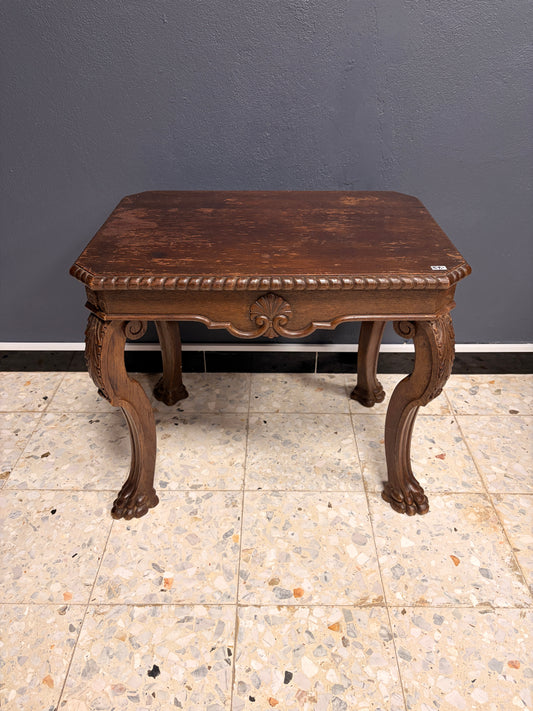 Antiker Couchtisch aus Holz – geschnitzte Beine
