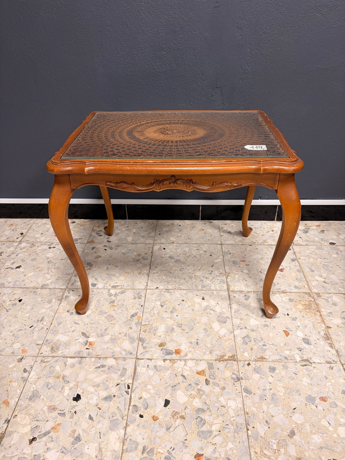 Couchtisch aus Holz mit Glasplatte – klassisch