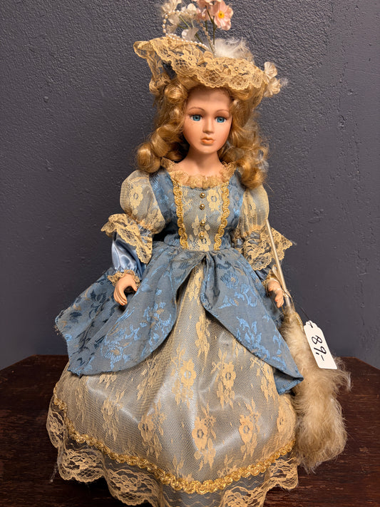 Porzellanpuppe Dame – historisches Kleid blau-gold, Sammlerpuppe