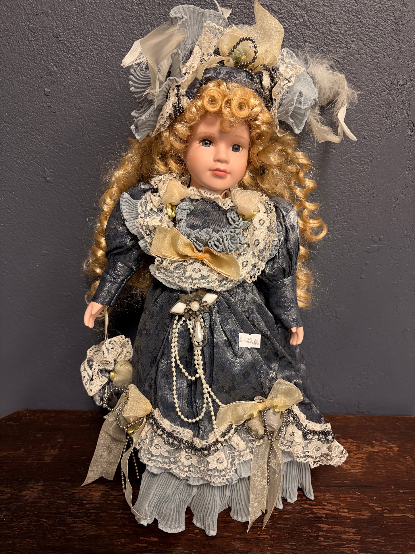 Porzellanpuppe Dame – graues Spitzenkleid, Sammlerpuppe