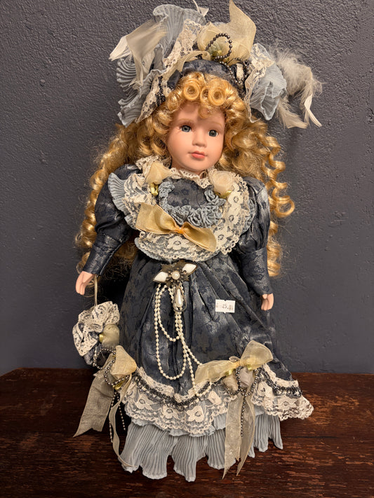 Porzellanpuppe Dame – graues Spitzenkleid, Sammlerpuppe