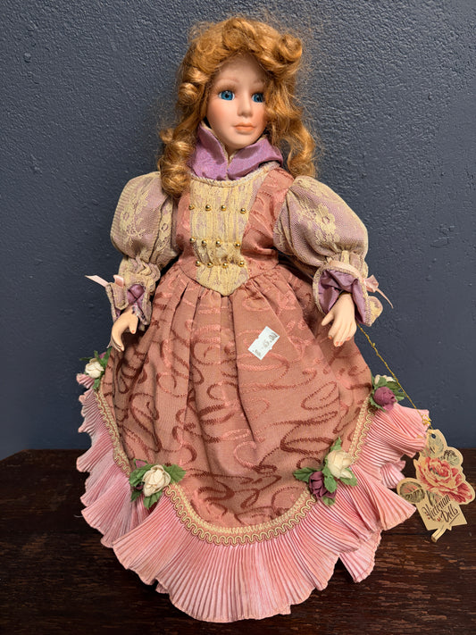 Porzellanpuppe – rosa historisches Kleid, Sammlerpuppe