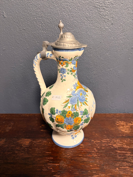 Fayence Krug mit Zinndeckel – handbemalt