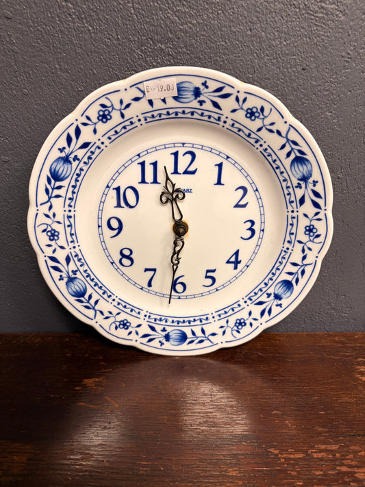 Porzellan Wanduhr – blau-weiß, klassischer Stil