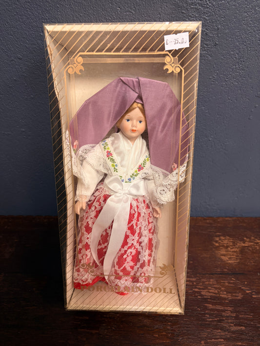 Porzellanpuppe in Originalverpackung – Tracht