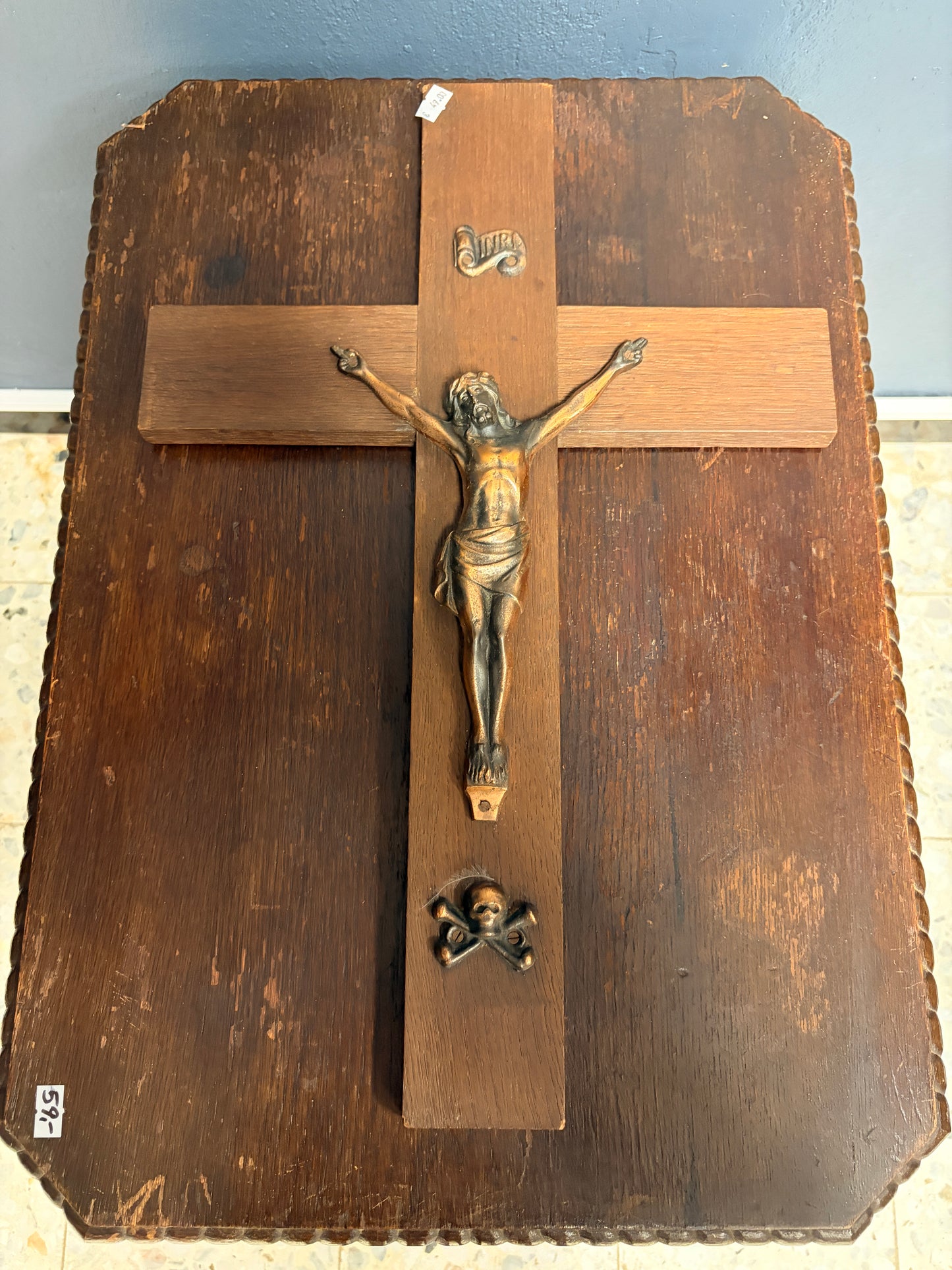Antikes Wandkreuz aus Holz mit Christusfigur und Totenkopf