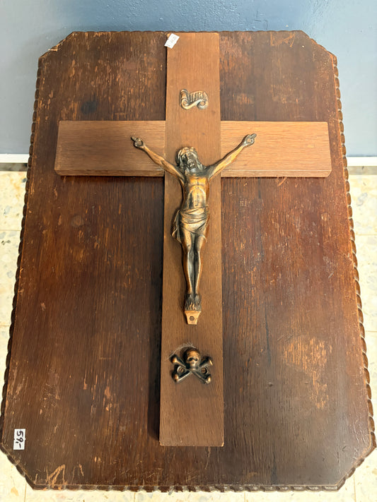 Antikes Wandkreuz aus Holz mit Christusfigur und Totenkopf