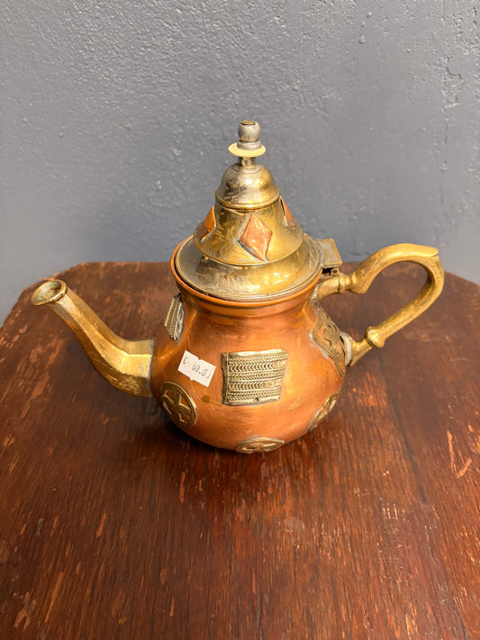 Orientalische Kupferkanne mit Messingverzierungen