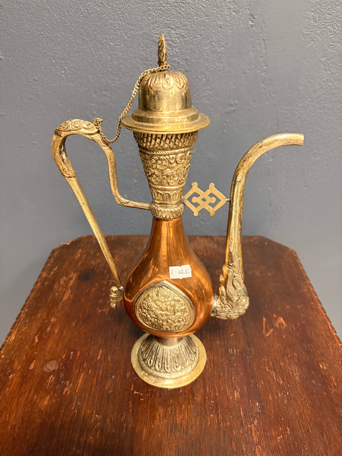 Orientalische Kupferkanne mit langem Hals und Messing