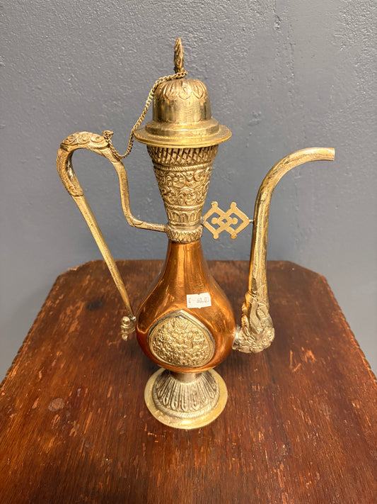 Orientalische Kupferkanne mit langem Hals und Messing
