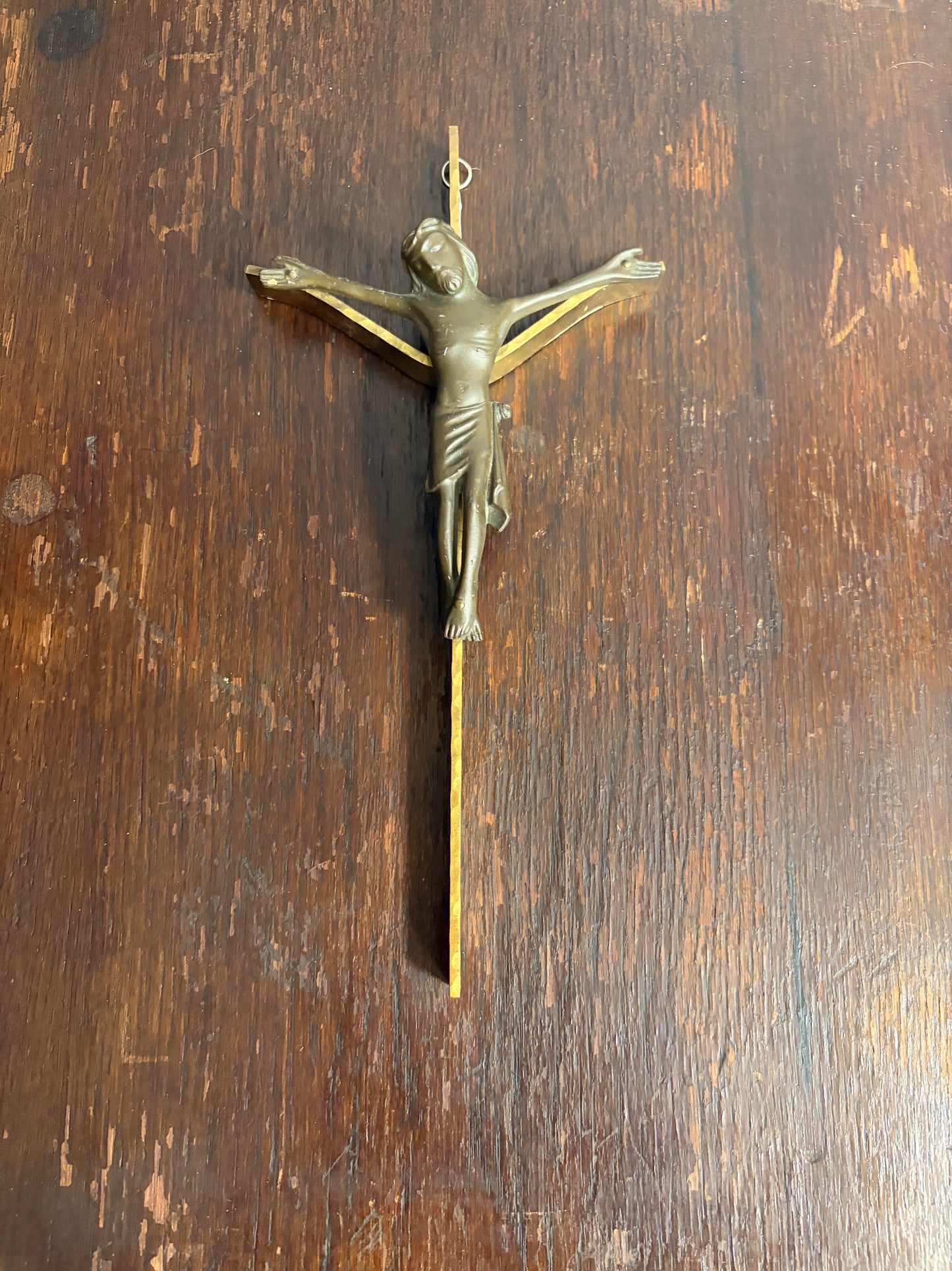 Kleines antikes Metallkreuz mit Christusfigur