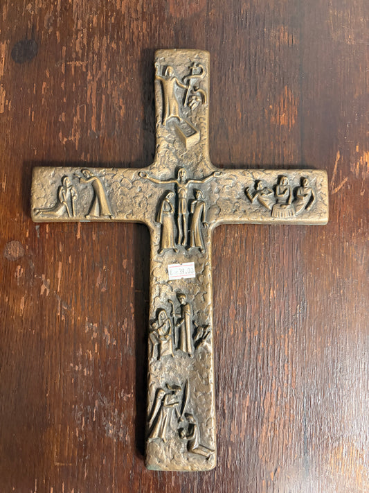 Antikes Reliefkreuz aus Metall mit biblischen Darstellungen