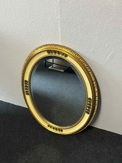 Antiker ovaler Spiegel mit verziertem Goldrahmen