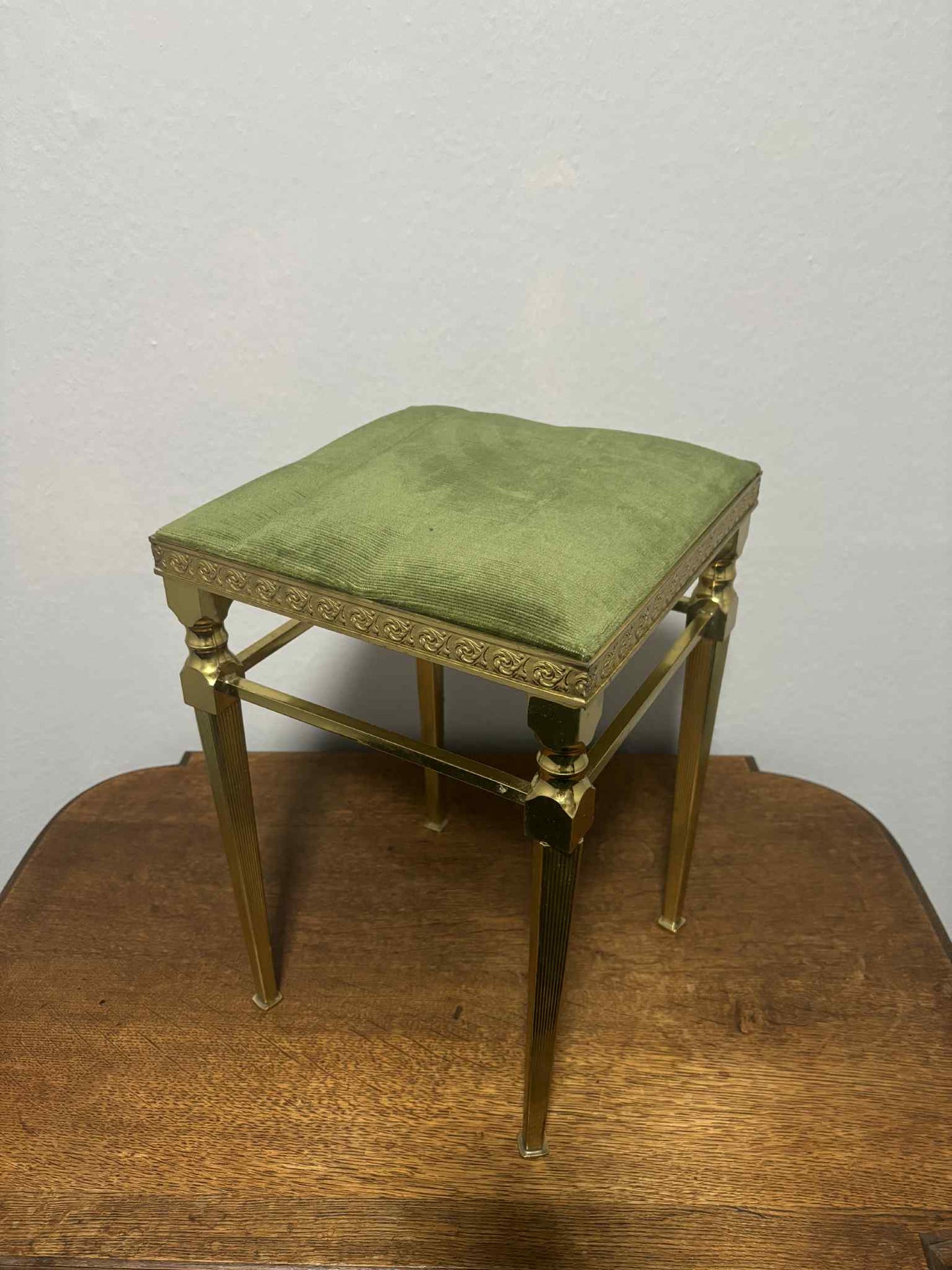 Antiker Hocker / Beistelltisch aus Messing mit grünem Polster