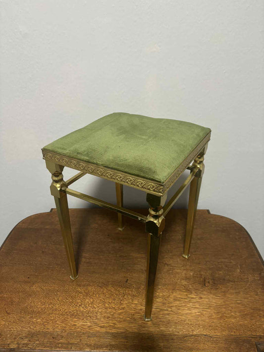 Antiker Hocker / Beistelltisch aus Messing mit grünem Polster