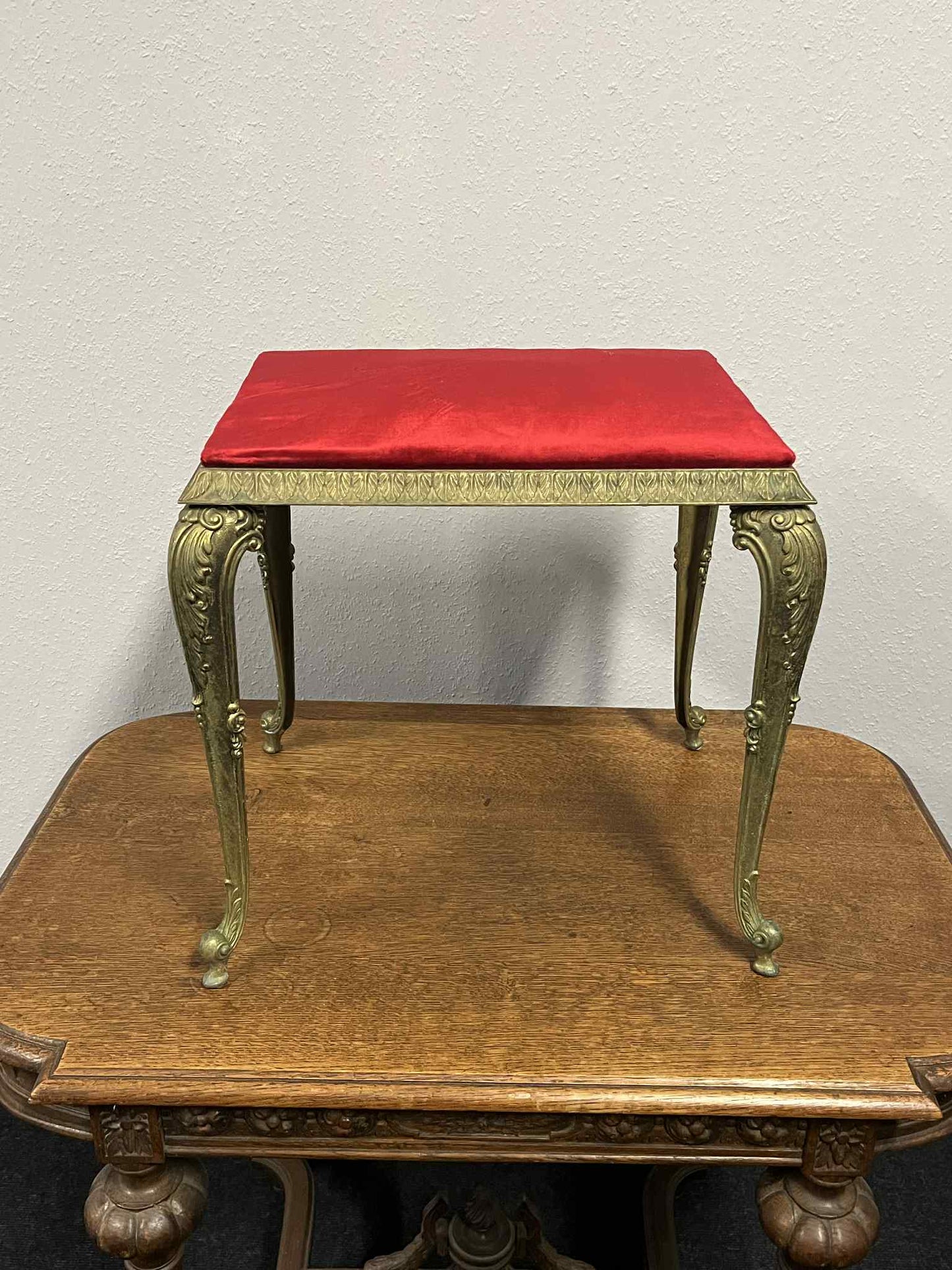 Antiker Hocker / Fußschemel, Messingrahmen, roter Samtbezug