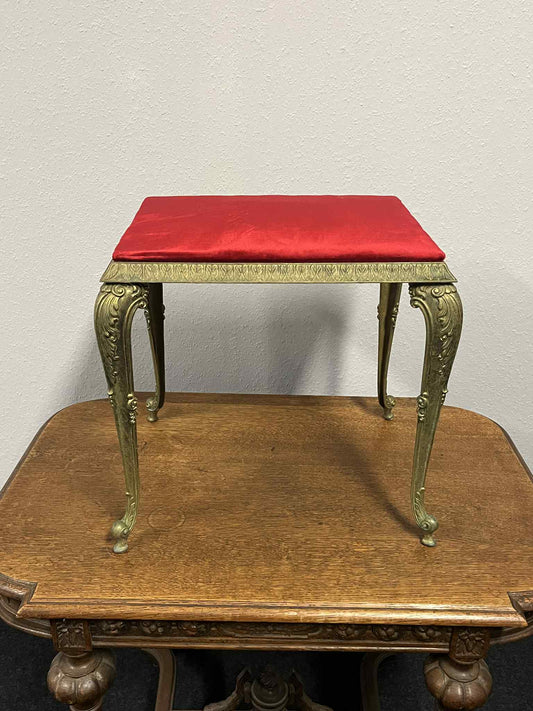 Antiker Hocker / Fußschemel, Messingrahmen, roter Samtbezug