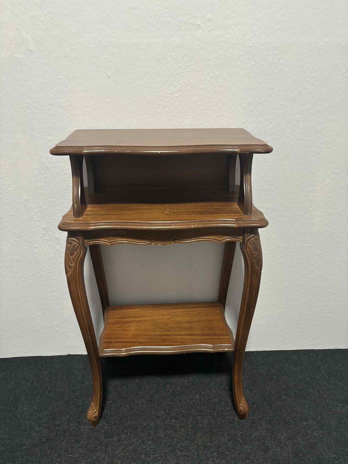 Antike Holz-Etagere mit drei Ablagen – geschnitzte Beine