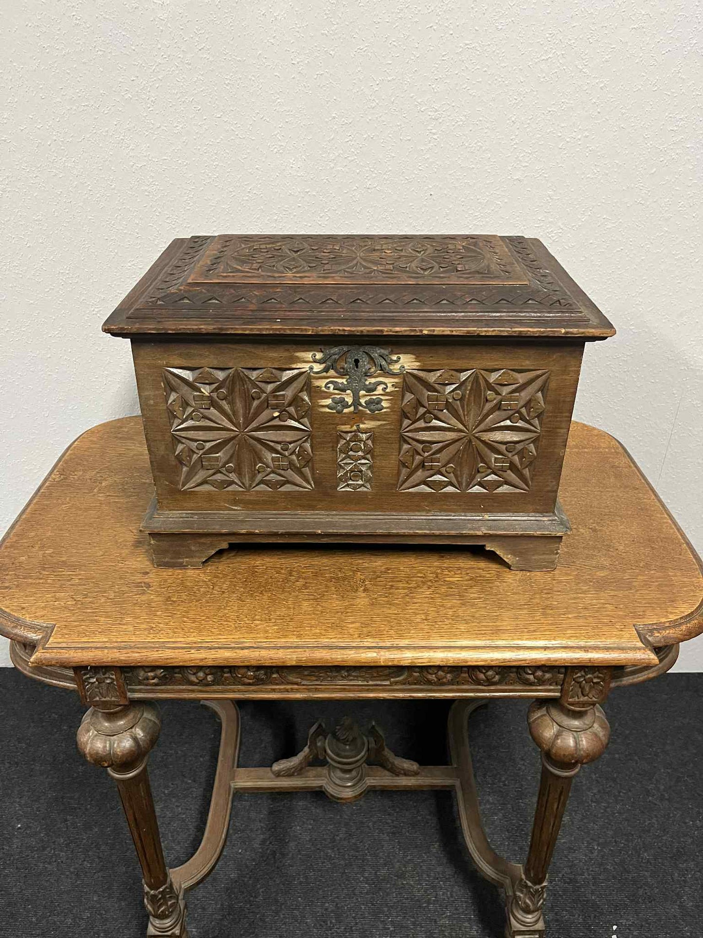 Antike handgeschnitzte Holztruhe / Schmuckkasten