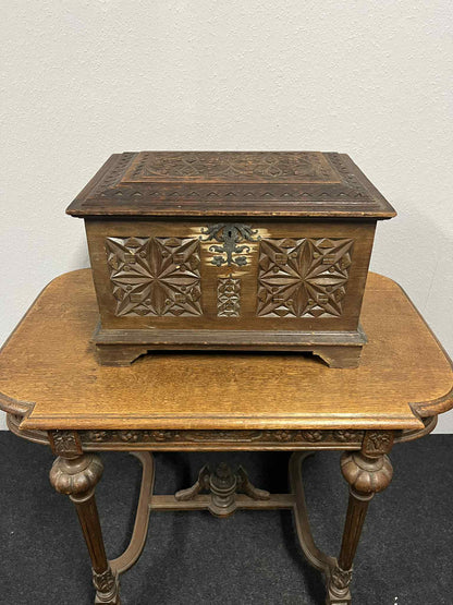 Antike handgeschnitzte Holztruhe / Schmuckkasten