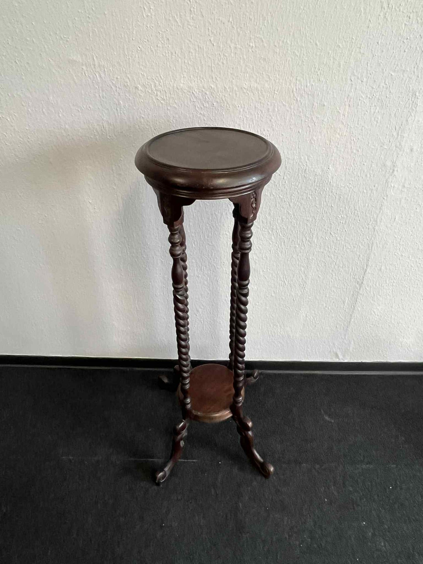 Antiker Pflanzenständer aus Holz mit gedrechselten Beinen