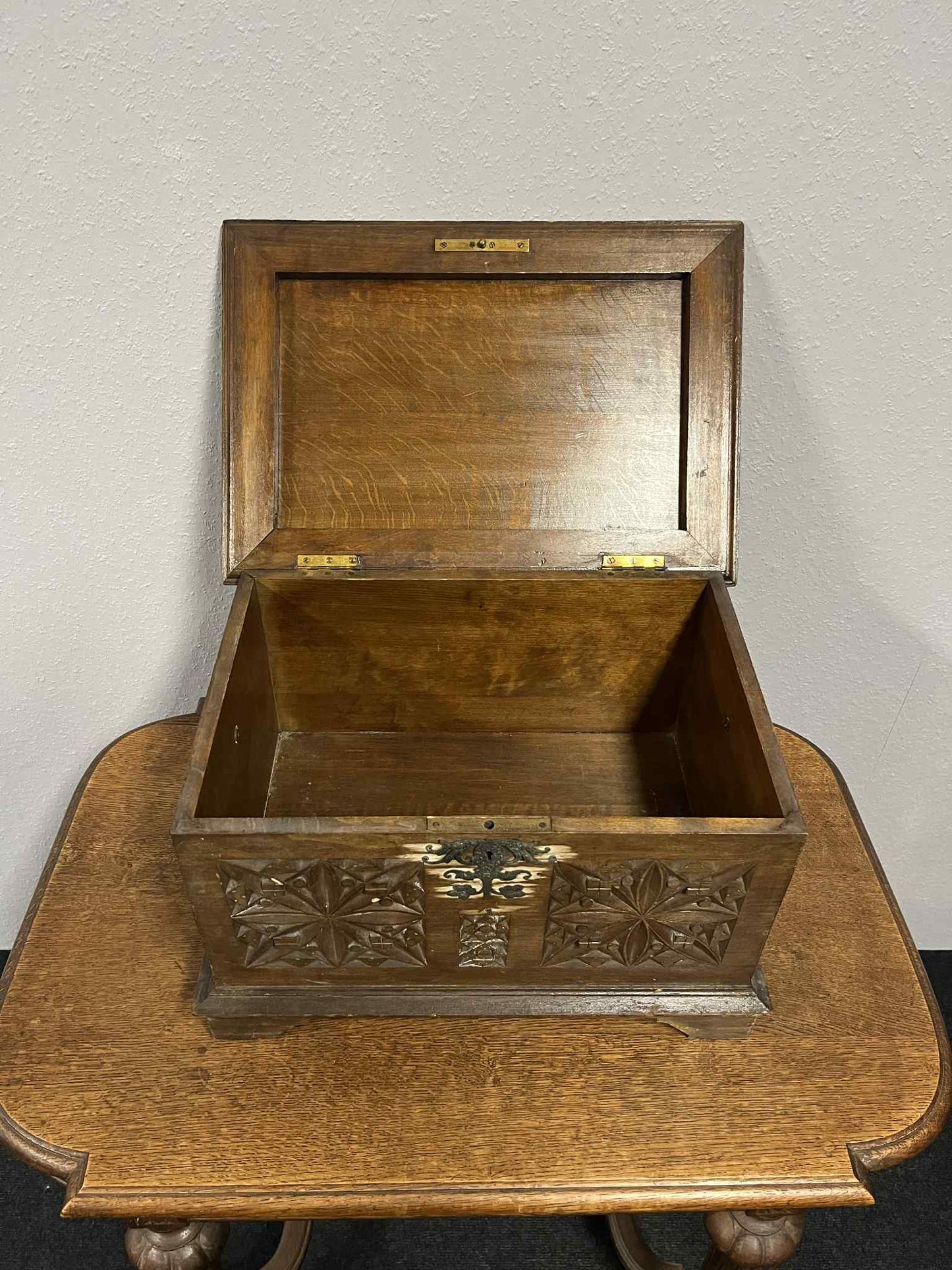 Antike handgeschnitzte Holztruhe / Schmuckkasten
