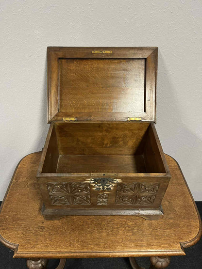 Antike handgeschnitzte Holztruhe / Schmuckkasten