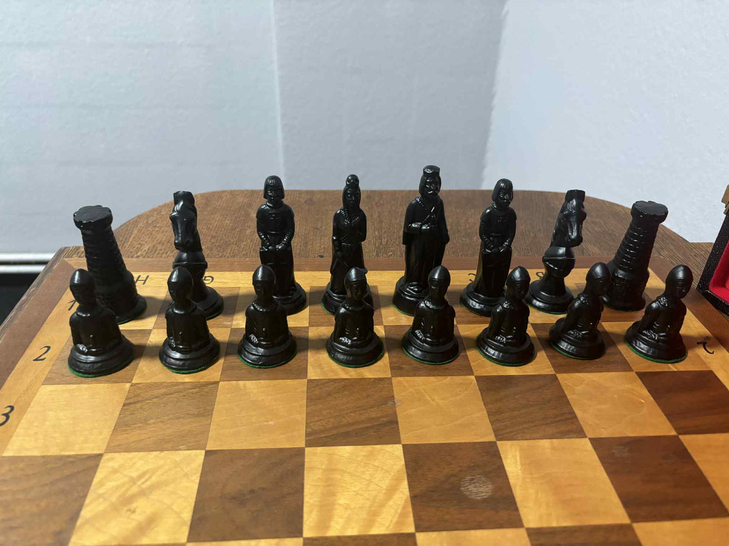 Antikes Schachspiel mit handgeschnitzten Figuren, klappbares Schachbrett im Etui