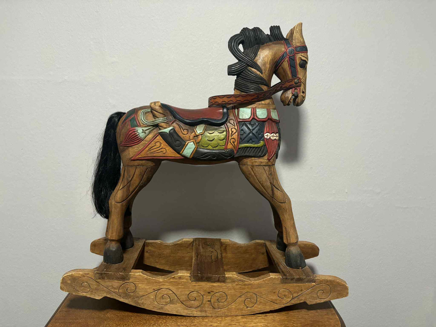 Großes handgeschnitztes Schaukelpferd aus Holz – mit echtem Schweif