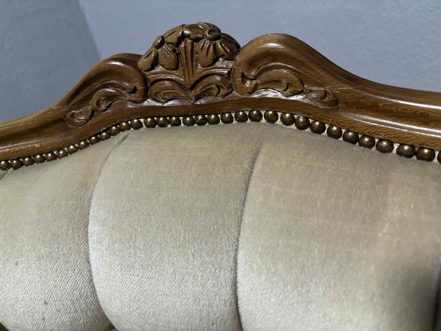 Antiker Ohrensessel im Louis XV Stil, cremefarbener Bezug