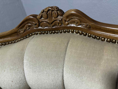 Antiker Ohrensessel im Louis XV Stil, cremefarbener Bezug