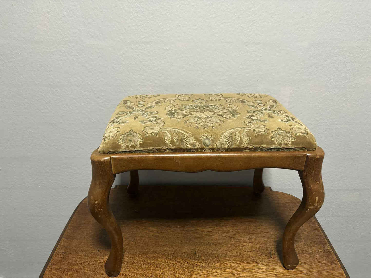 Vintage Hocker mit Polstersitz – Holz & Brokatstoff