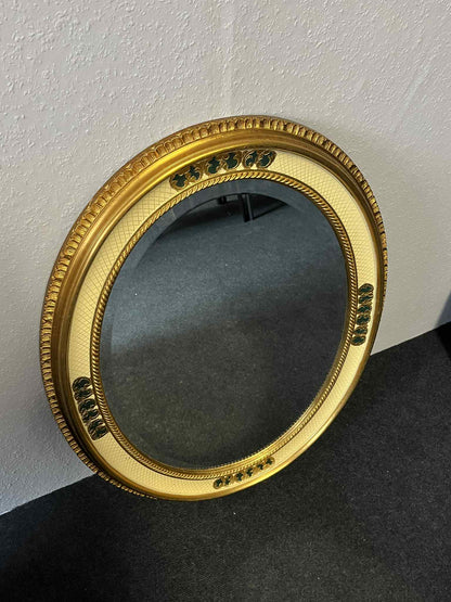 Antiker ovaler Spiegel mit verziertem Goldrahmen