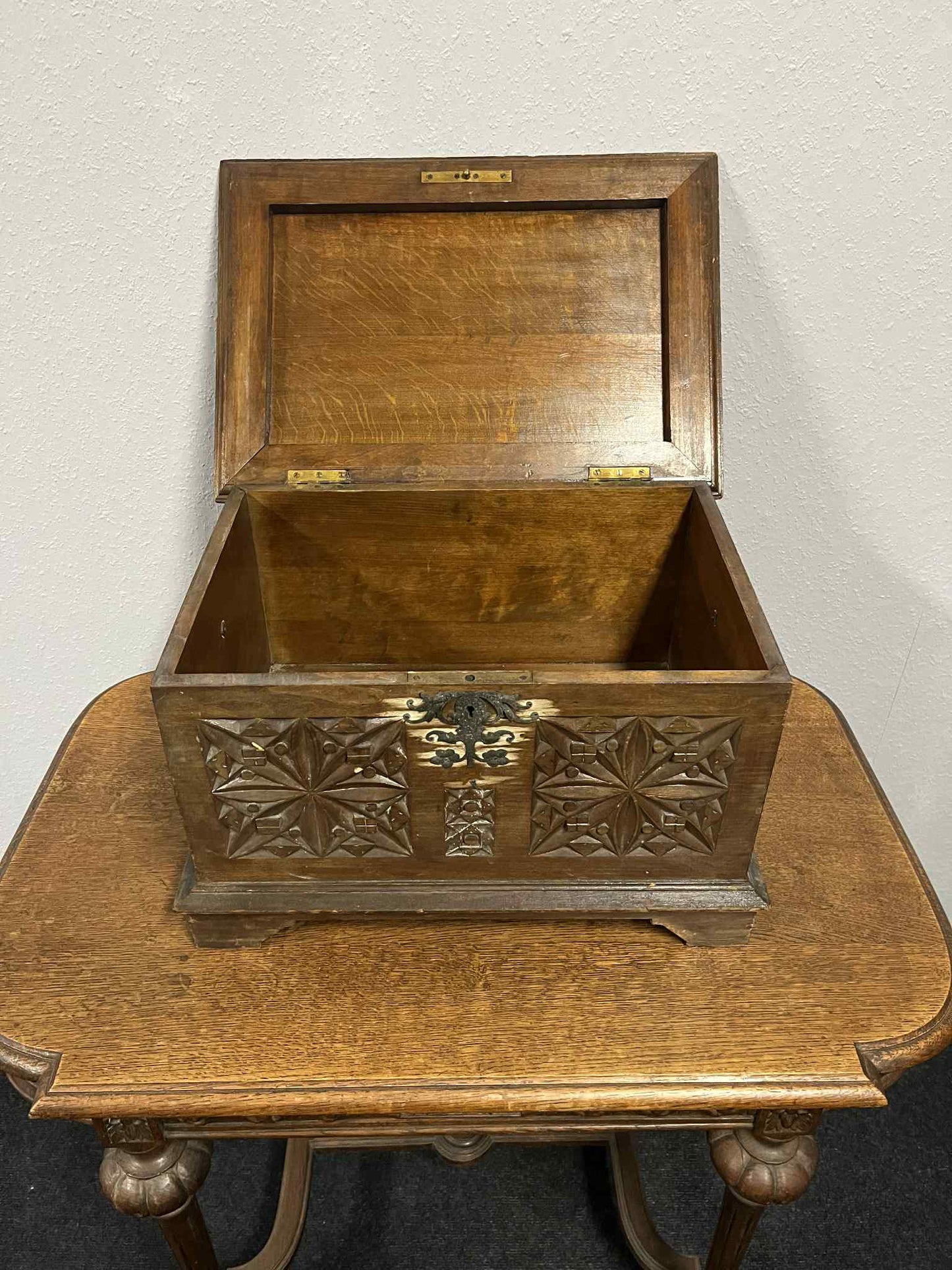 Antike handgeschnitzte Holztruhe / Schmuckkasten