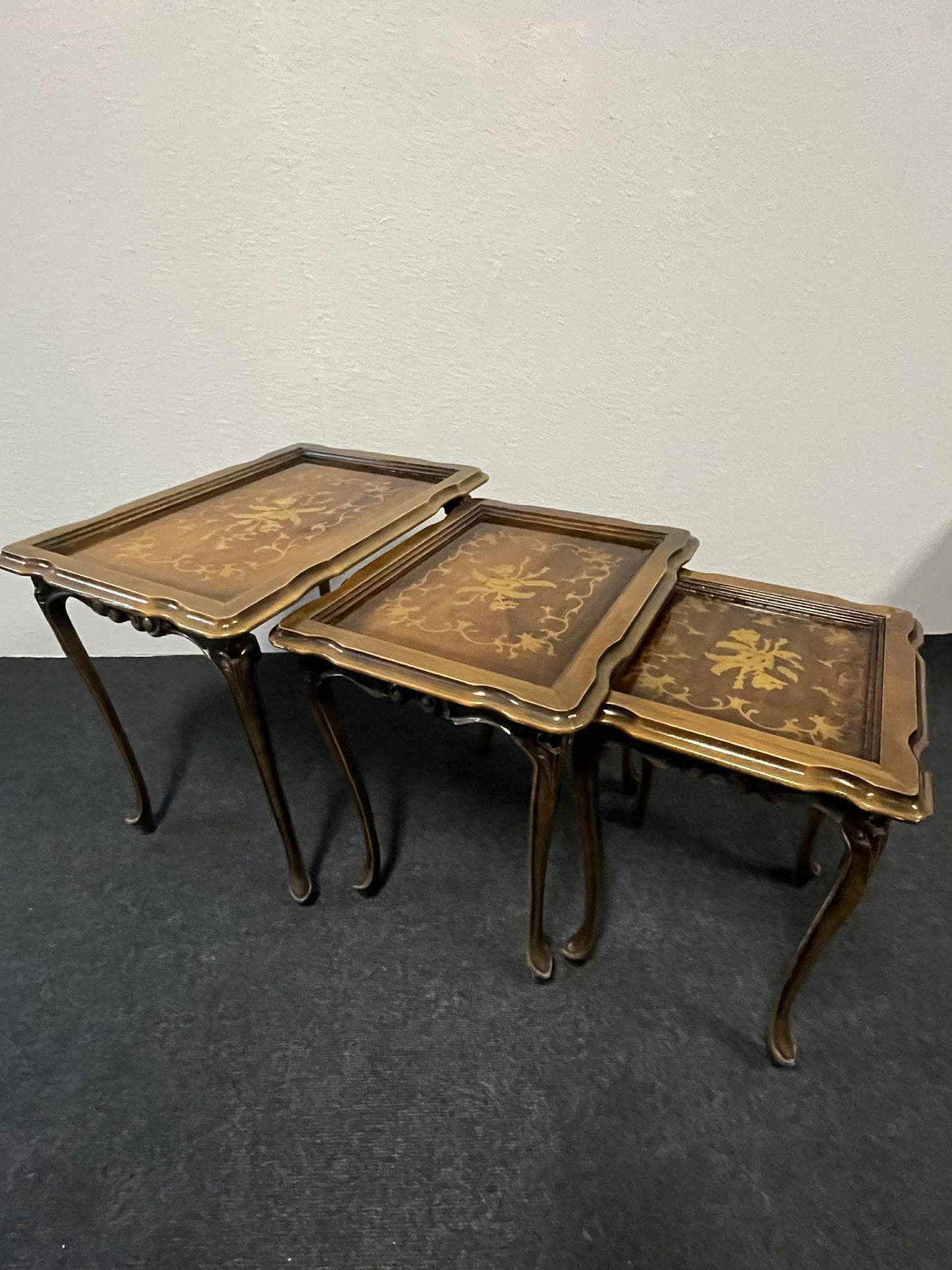 Antiker Satz von 3 Beistelltischen