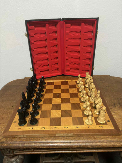 Antikes Schachspiel mit handgeschnitzten Figuren, klappbares Schachbrett im Etui