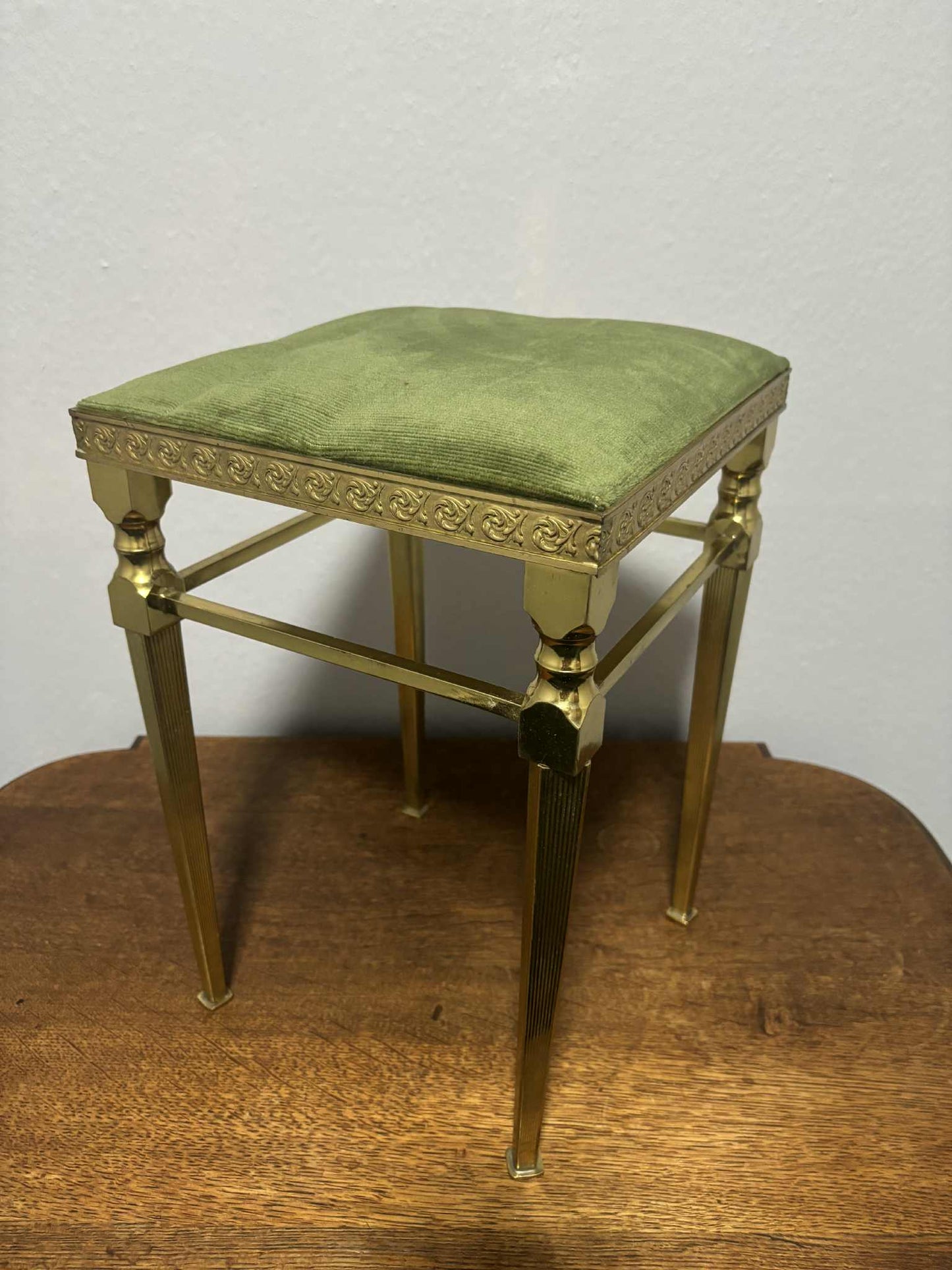 Antiker Hocker / Beistelltisch aus Messing mit grünem Polster