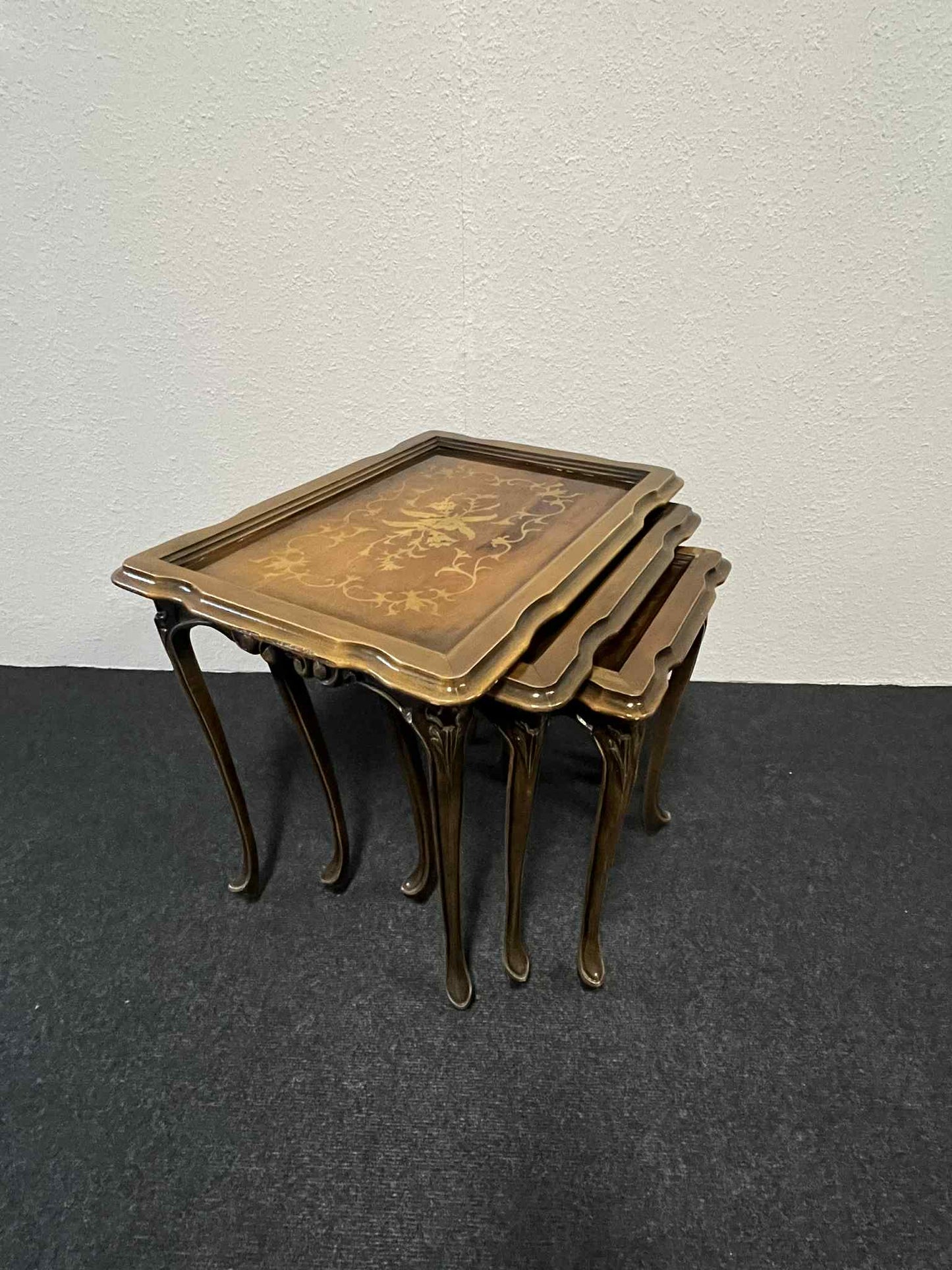 Antiker Satz von 3 Beistelltischen