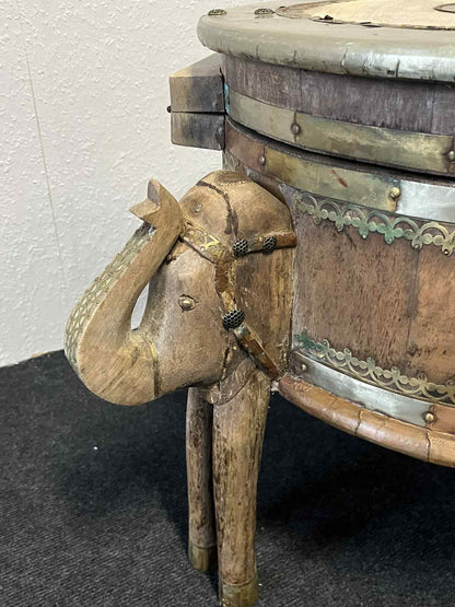 Antiker Couchtisch / Truhe, indisches Holz, mit Elefanten-Figuren