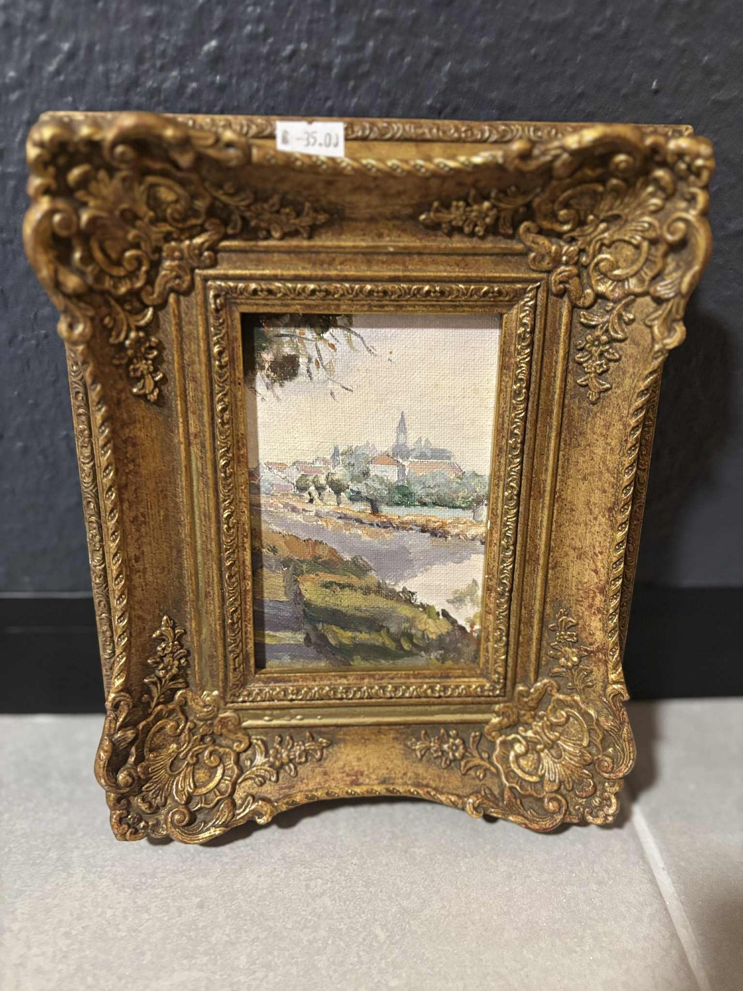 Miniaturgemälde Dorflandschaft am Fluss – Öl auf Leinwand, Barockrahmen