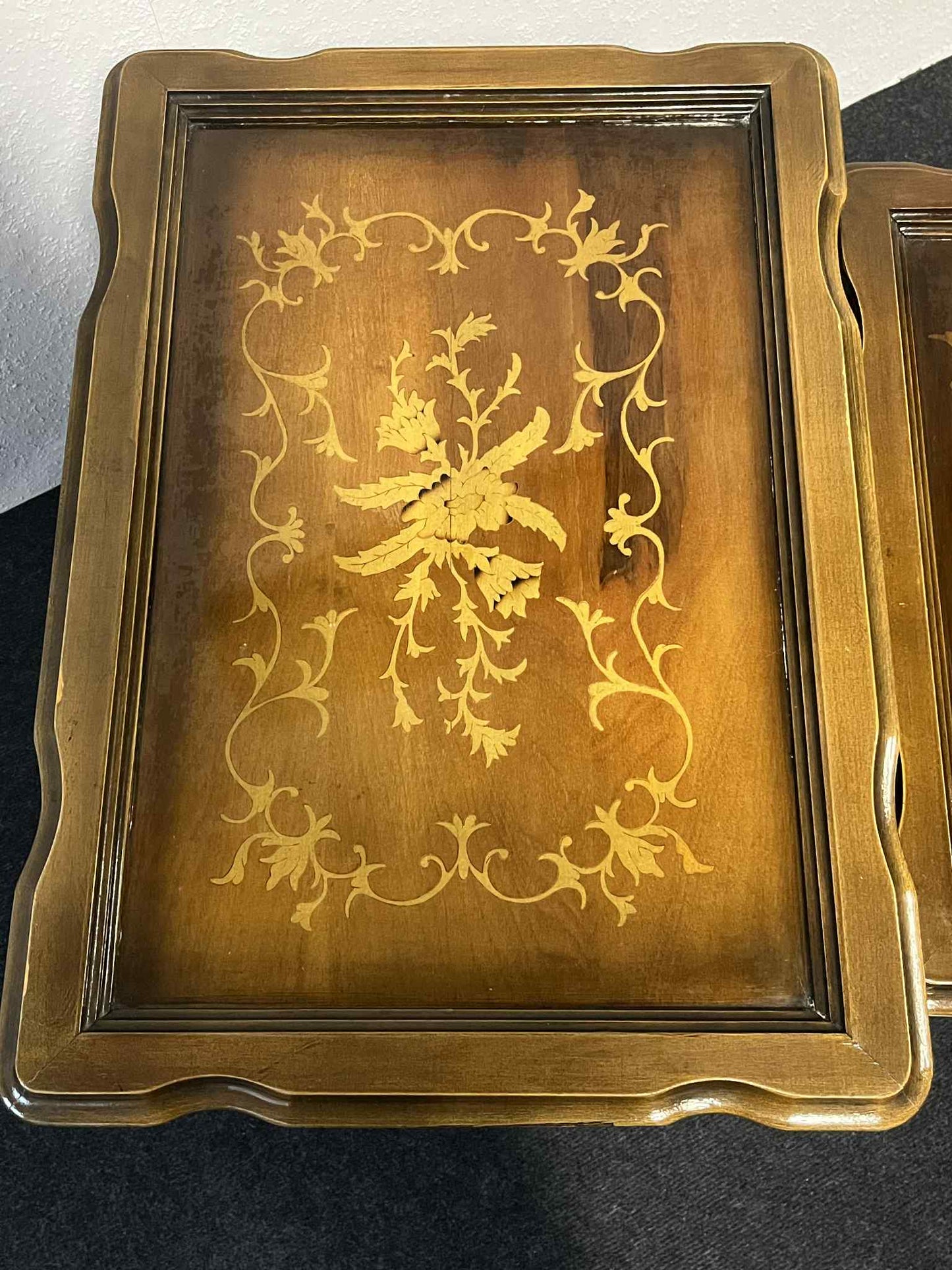 Antiker Satz von 3 Beistelltischen