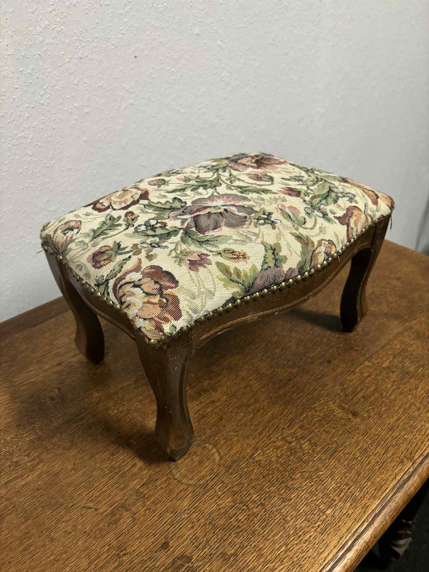 Antiker Hocker / Fußschemel mit bestickter Polsterung,