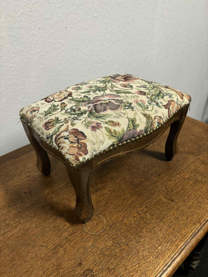 Antiker Hocker / Fußschemel mit bestickter Polsterung,